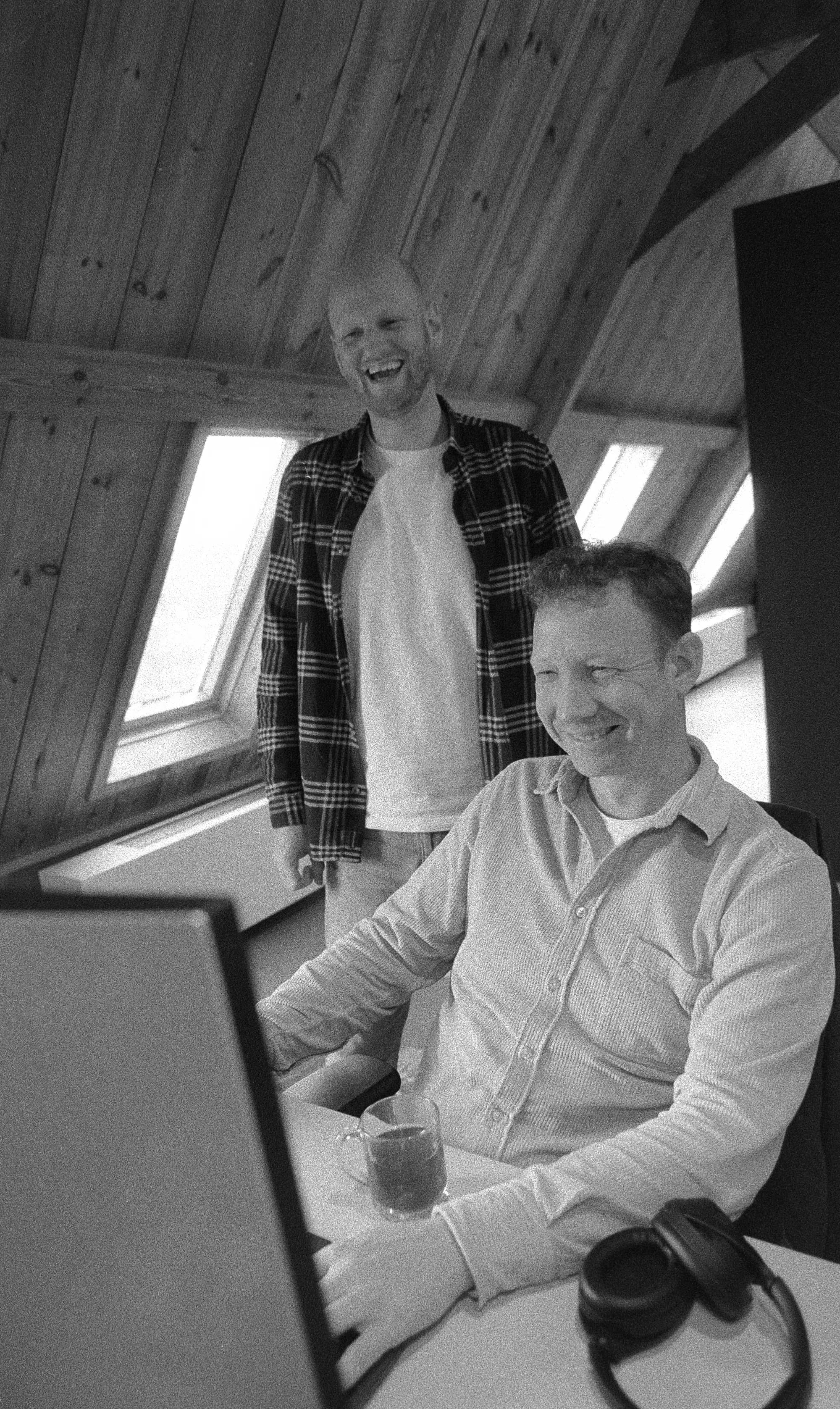 Collega's in overleg, lachend