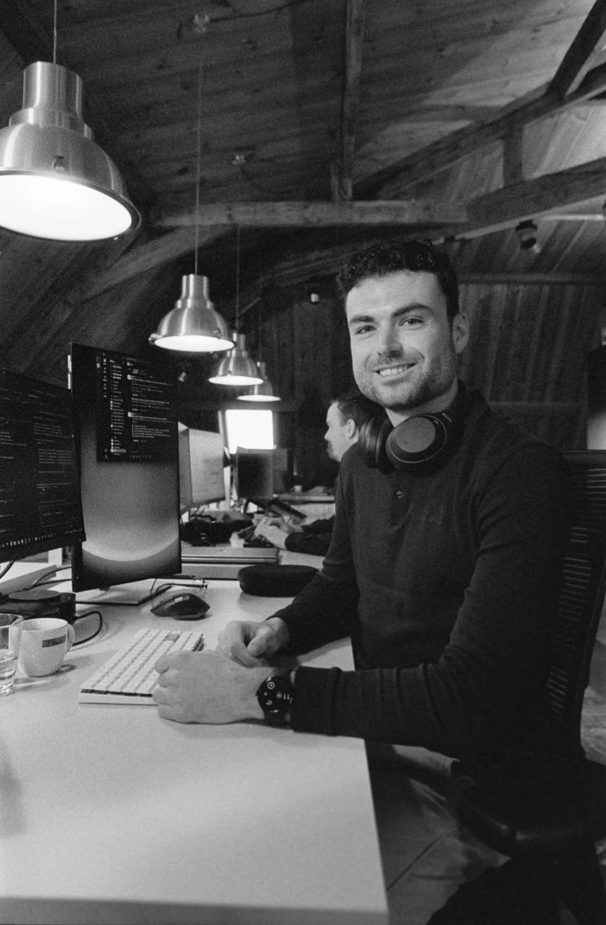 Collega lachend achter bureau