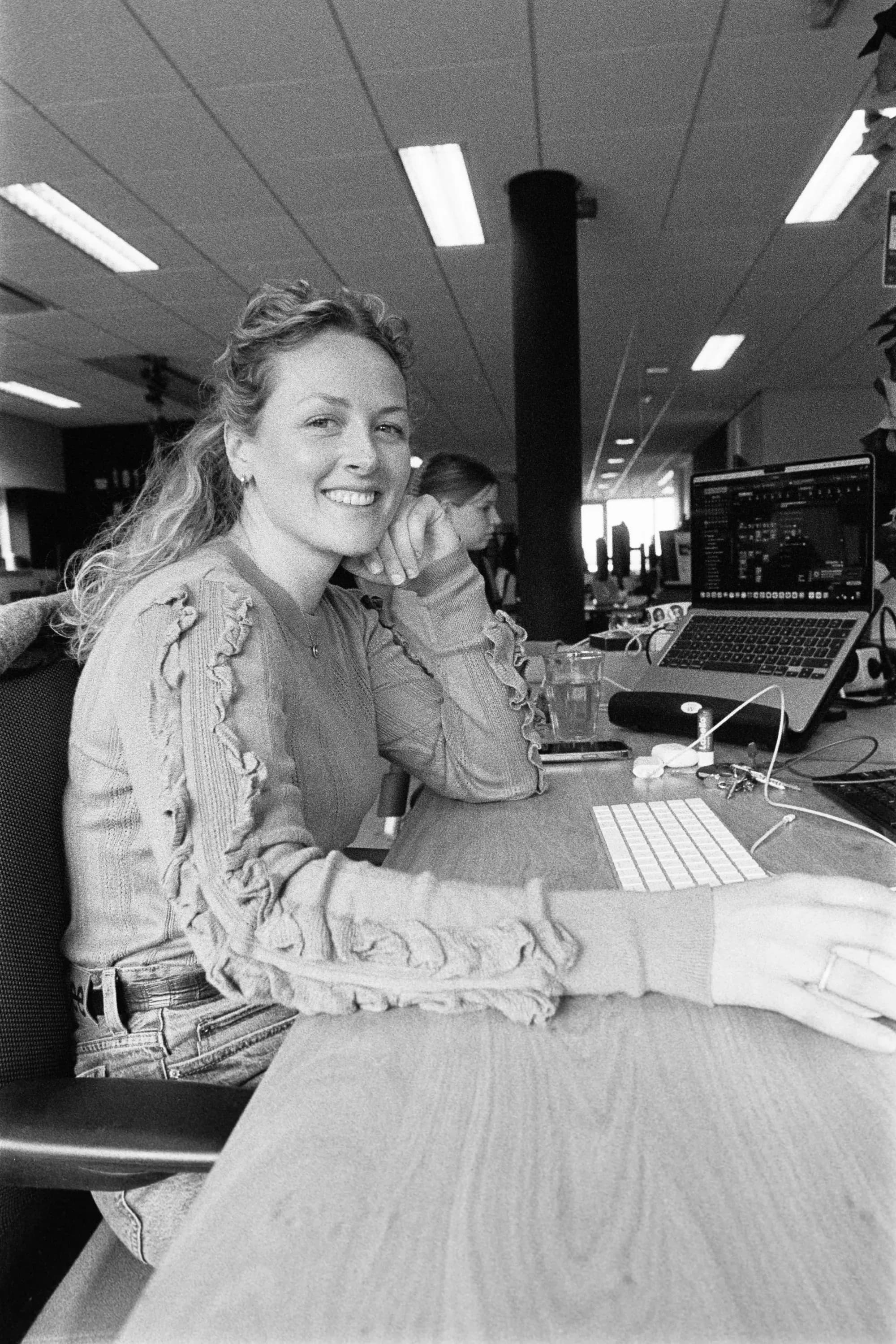 Collega lachend achter computer