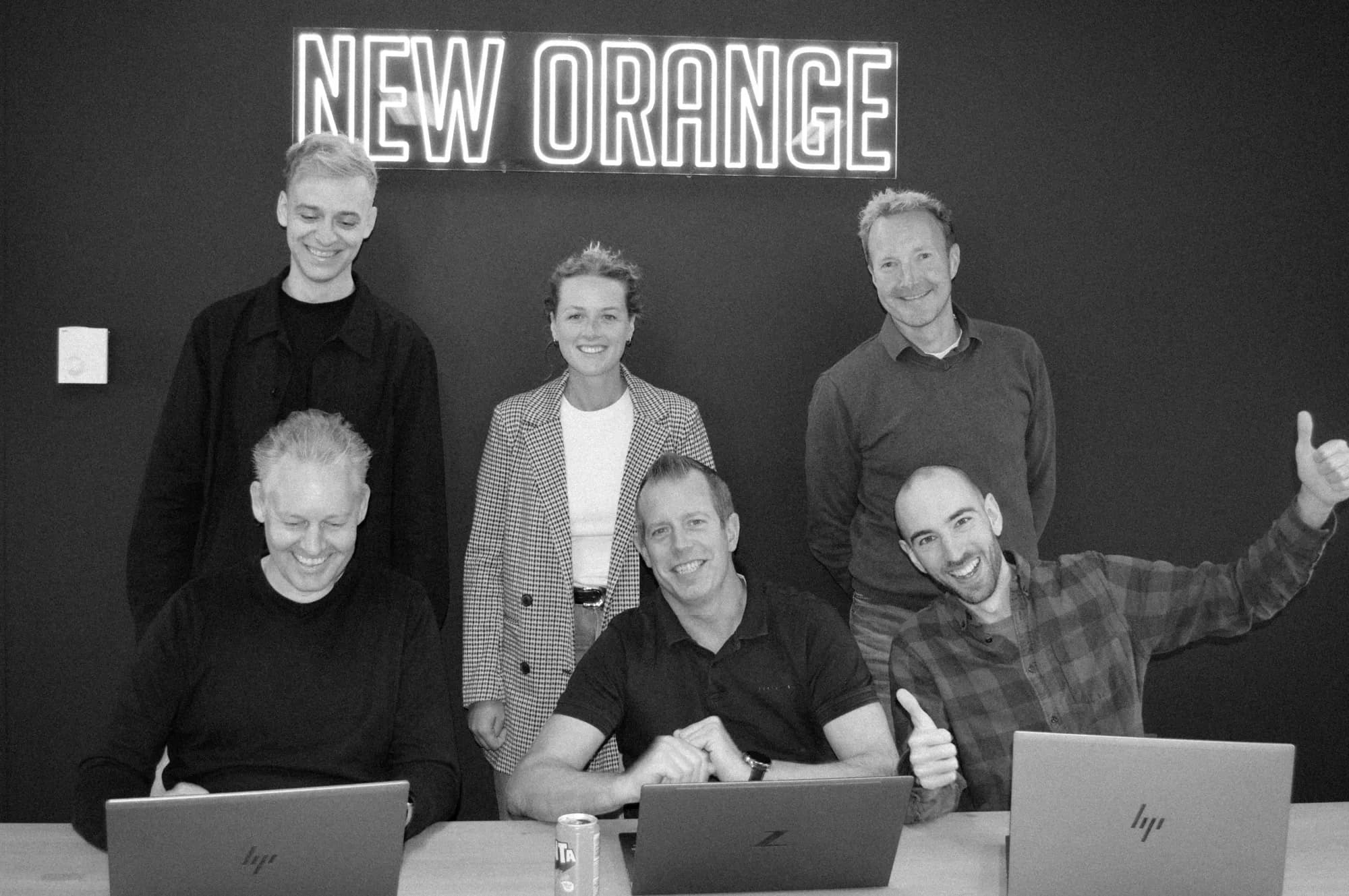 Teamfoto met zes collega's